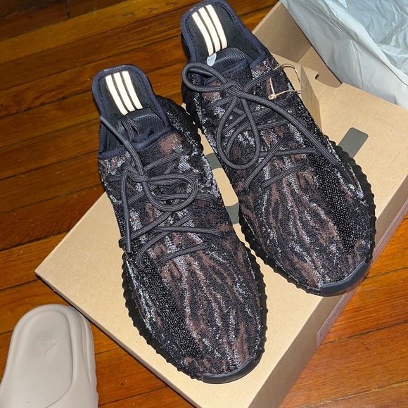 they are not worn, they are brand new and the box is in...